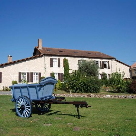 Bed and Breakfast Le Logis Des Quatre Puits Neuvicq-Montguyon Exterior foto