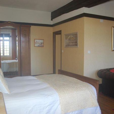 Bed and Breakfast Le Logis Des Quatre Puits Neuvicq-Montguyon Exterior foto