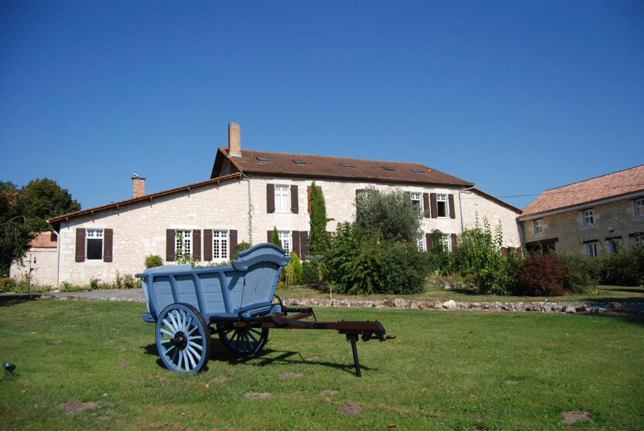Bed and Breakfast Le Logis Des Quatre Puits Neuvicq-Montguyon Exterior foto