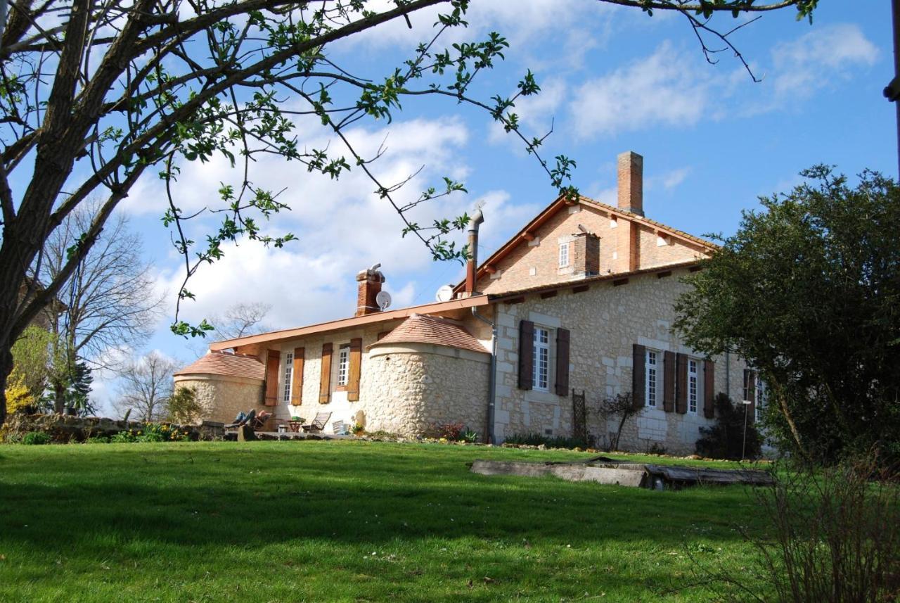 Bed and Breakfast Le Logis Des Quatre Puits Neuvicq-Montguyon Exterior foto