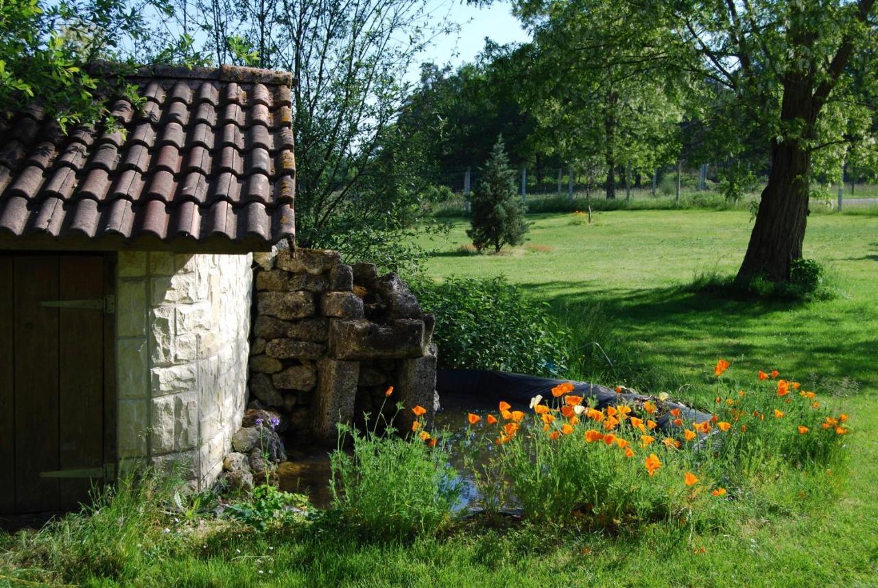 Bed and Breakfast Le Logis Des Quatre Puits Neuvicq-Montguyon Exterior foto