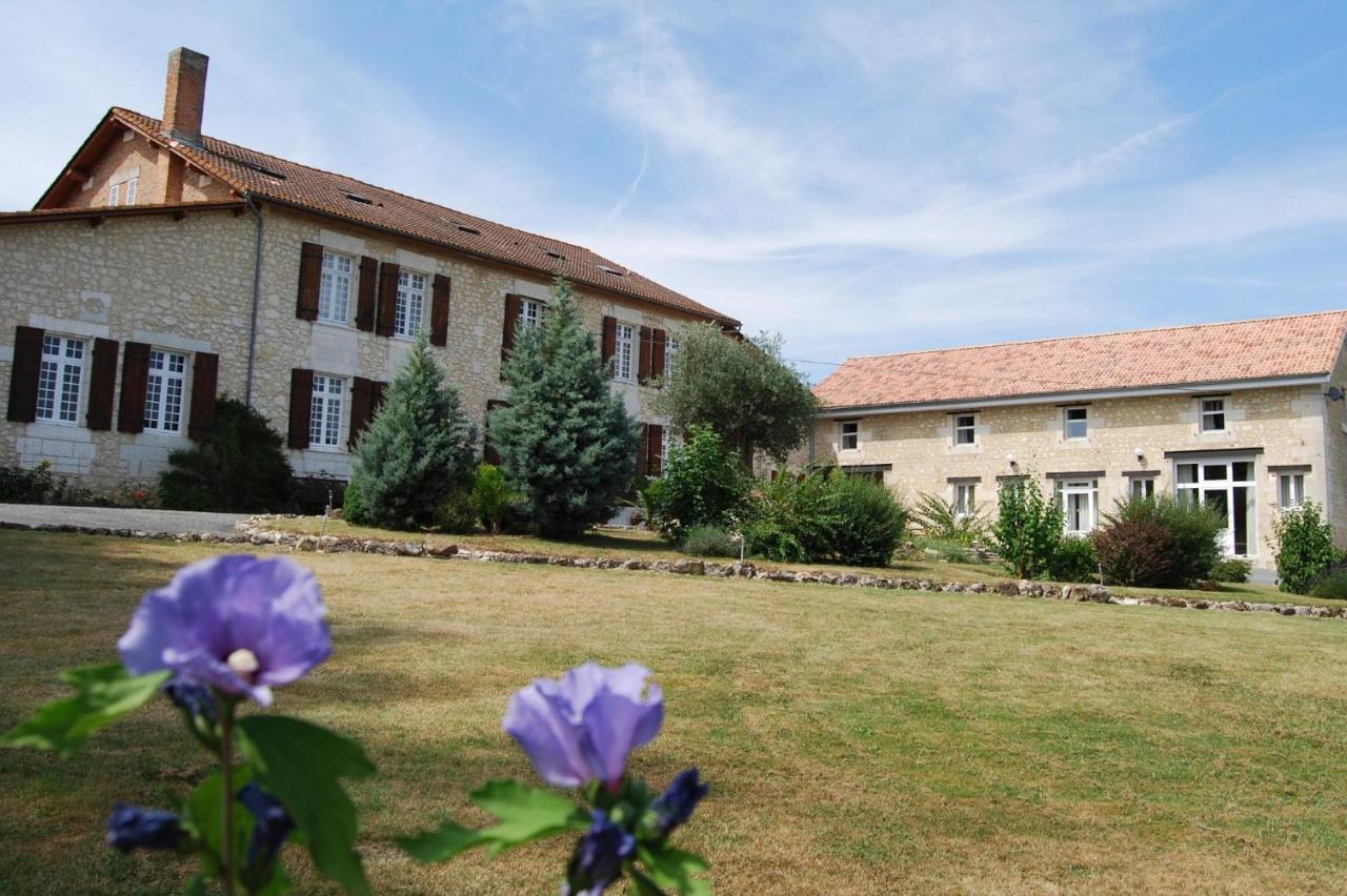 Bed and Breakfast Le Logis Des Quatre Puits Neuvicq-Montguyon Exterior foto