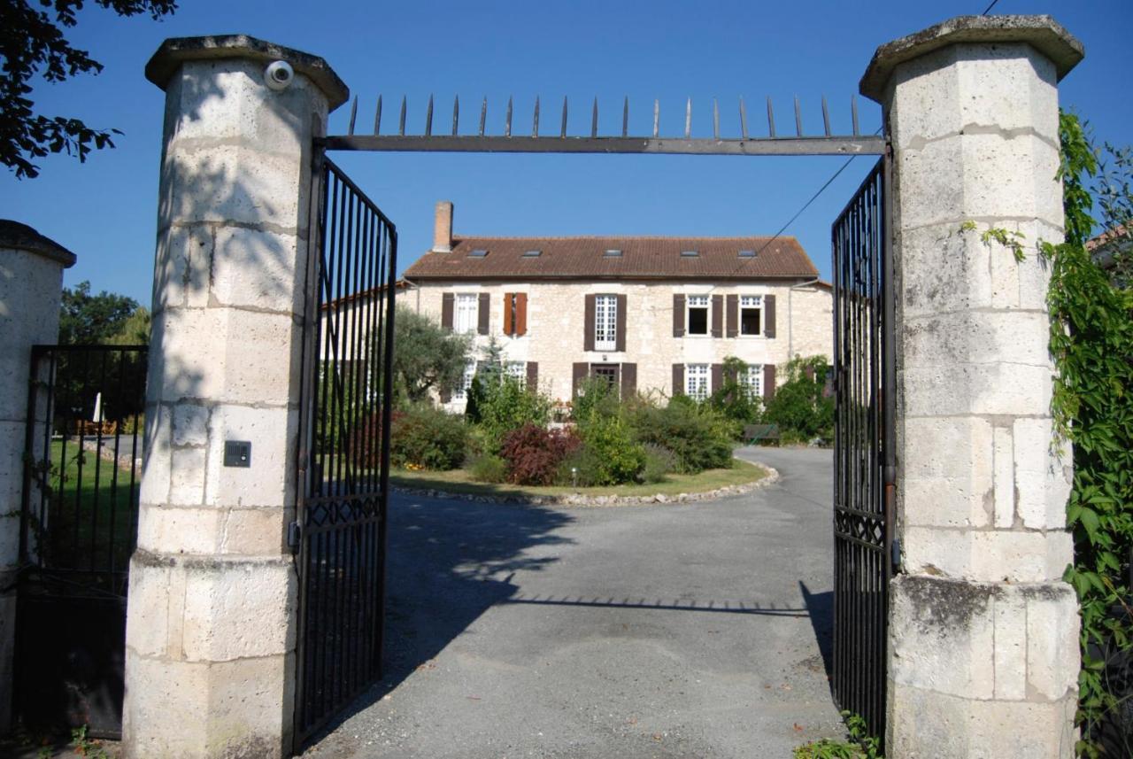 Bed and Breakfast Le Logis Des Quatre Puits Neuvicq-Montguyon Exterior foto
