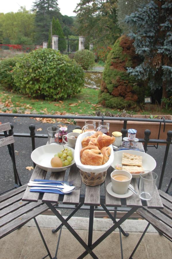 Bed and Breakfast Le Logis Des Quatre Puits Neuvicq-Montguyon Exterior foto